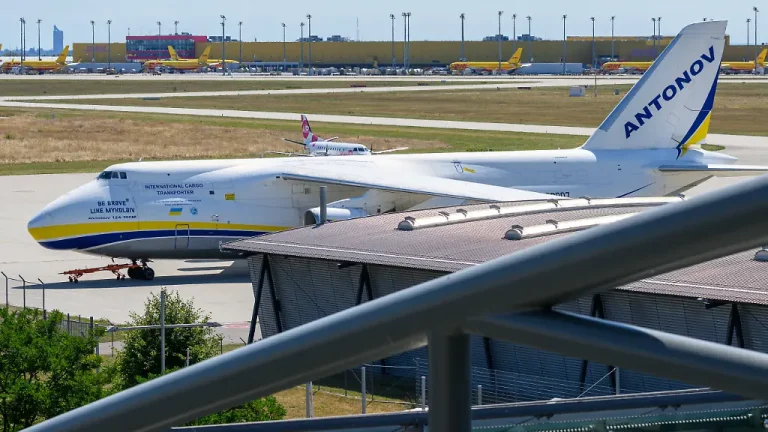 Merz: Beweise für Russlands Beteiligung am Angriff in Leipzig sind gerichtsverwertbar Merz hält die Beweise gegen Russland nach dem Drohnenvorfall in Leipzig für gerichtsverwertbar und warnt Deutschland vor weiteren hybriden Angriffen.