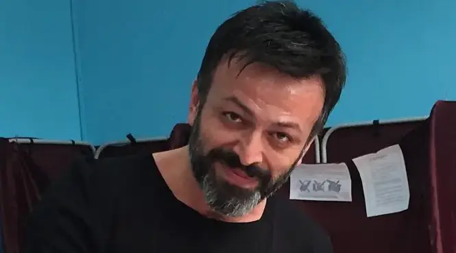 Türkischer Schauspieler Serhat Kılıç tot in Istanbul aufgefunden Der türkische Schauspieler Serhat Kılıç wurde tot in seiner Wohnung in Istanbul gefunden. Die Polizei untersucht den Tod des 51-jährigen Künstlers.