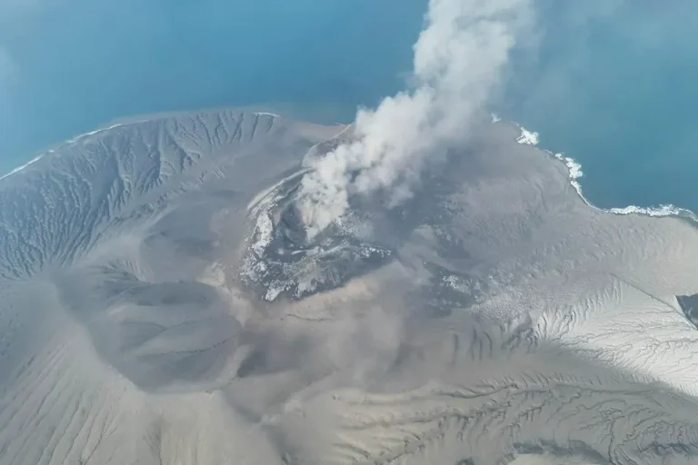 Ausbruch des Anak Krakatau legt Flugverkehr in Indonesien lahm Anak Krakatau legt sechs Flughäfen in Indonesien lahm. Die Asche steigt bis zu 15 Kilometer hoch, Hunderte Flüge und Tausende Passagiere sind betroffen.