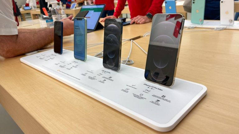 Warum Apple das iPhone Mini eingestellt hat Apple stellte das iPhone Mini wegen schwacher Verkäufe, eines kleinen Akkus und hoher Produktionskosten ein. Warum die kompakte Modellreihe scheiterte.