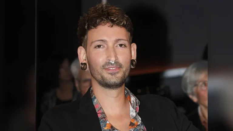 „Bares für Rares“-Star Fabian Kahl ist erstmals Vater geworden „Bares für Rares“-Star Fabian Kahl ist erstmals Vater geworden und spricht über seinen Sohn, den Umzug der Familie und seine Zukunft beim ZDF.