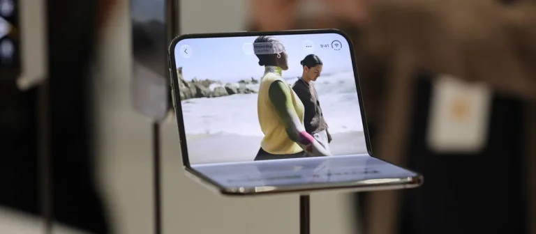 Apple stellt das faltbare iPhone Duo für 2.299 Euro vor. Der Verkauf beginnt am 23. Oktober, das reguläre iPhone 18 folgt im Frühjahr 2027.