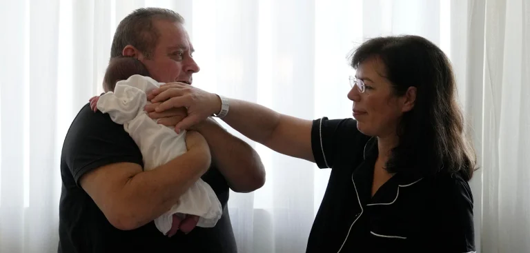 54-Jährige bringt Kind aus 22 Jahre eingefrorenem Embryo zur Welt Eine 54-jährige Griechin bringt nach einer IVF ein Mädchen zur Welt. Der verwendete Embryo war 22 Jahre eingefroren und stammte aus einer früheren Behandlung.