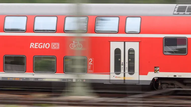 Schüler auf dem Weg ins Münsterland im Zug angegriffen Schüler wurden in einem Regionalexpress ins Münsterland belästigt und angegriffen. Die Bundespolizei nahm einen 18-jährigen Tatverdächtigen fest.