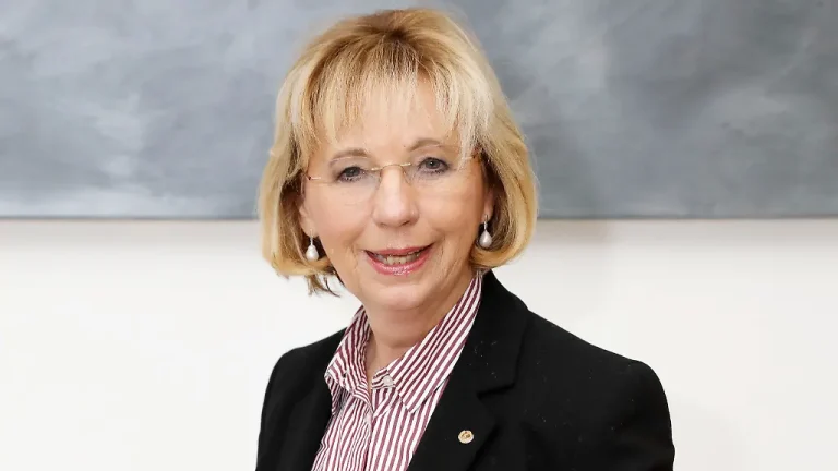 Maria von Welser ist auf ständige Pflege angewiesen Maria von Welser ist nach einer Gehirnoperation auf ständige Pflege angewiesen. Ihr Ehemann berichtet über den schweren Zustand der 80-jährigen Moderatorin.