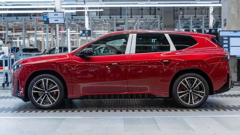 BMW stellt iX3-Werk wegen mehr als 100.000 Bestellungen auf Rund-um-die-Uhr-Betrieb um BMW stellt das iX3-Werk in Debrecen auf Rund-um-die-Uhr-Betrieb um. In Europa liegen bereits mehr als 100.000 Bestellungen für das Elektro-SUV vor