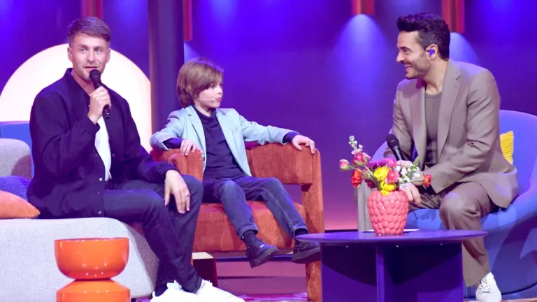 Alexander Klaws tritt erstmals mit Sohn Lenny im TV auf. Nach ihrem emotionalen Duett in der „Giovanni Zarrella Show“ kämpft der Sänger mit den Tränen.