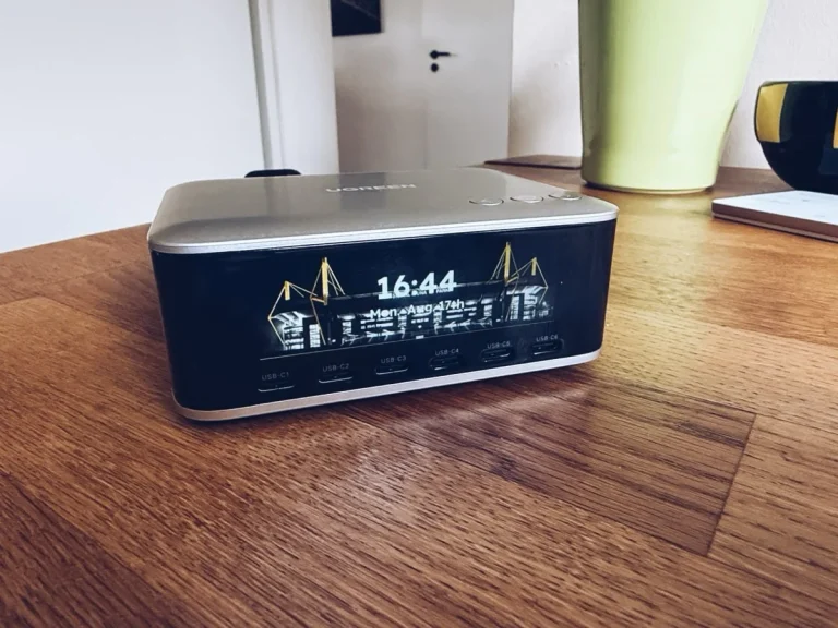 Die Ugreen Nexode Pro 300W bietet acht Anschlüsse, TFT-Display und App-Steuerung. Der Test zeigt Leistung und Grenzen des DC-Ausgangs