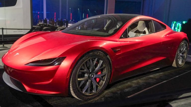 Tesla Roadster könnte abheben: Musk plant ungewöhnliche Präsentation Tesla zeigt den neuen Roadster am 1. Oktober 2026. Das SpaceX Package könnte dem Elektro-Sportwagen sogar ein kurzes Abheben vom Boden ermöglichen.