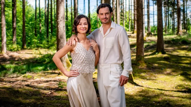 „Sturm der Liebe“ bekommt ein neues Traumpaar: Wer Emilia und Massimo spielt In Staffel 23 von „Sturm der Liebe“ stehen Emilia und Massimo im Mittelpunkt. Pippa Fee Rupperti und Jaime Ferkic übernehmen die Rollen. Start ist am 4. November 2026.