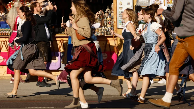 Oktoberfest 2026 startet in München mit großem Besucherandrang Oktoberfest 2026 in München: Tausende Besucher strömen auf die Wiesn. Alle Infos zu Bierpreisen, neuen Fahrgeschäften, Öffnungszeiten und Programm.