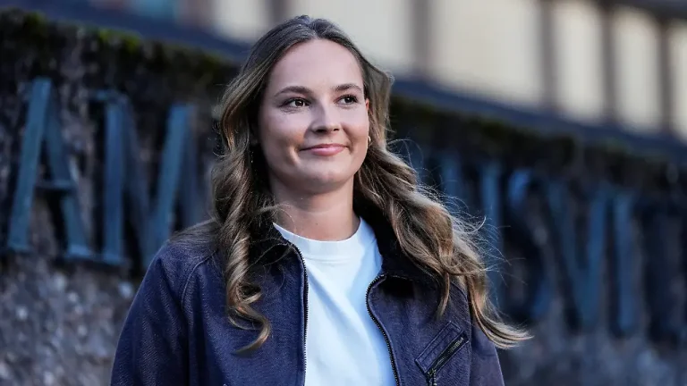 Palast veröffentlicht neue Fotos von Kronprinzessin Ingrid Alexandra Der Palast zeigt neue Fotos von Ingrid Alexandra. Nach dem Thronwechsel ist die 22-jährige Kronprinzessin Norwegens wichtigste Thronfolgerin.