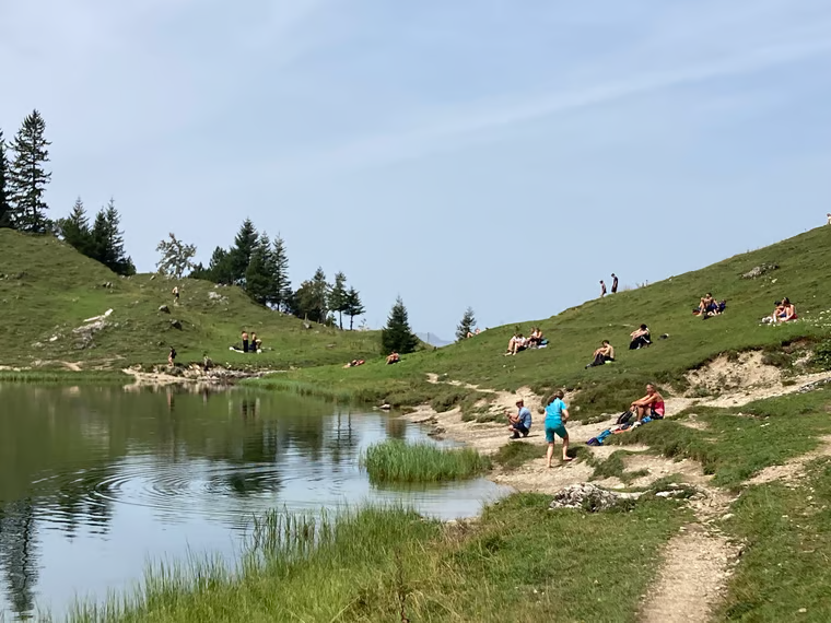 Instagram-Touristen überfüllen Bergseen in den Alpen Social Media sorgt für Besucheransturm am Gaisalpsee und Schrecksee in den Alpen: volle Wege, Regelverstöße und wachsende Risiken für Natur und Wanderer.